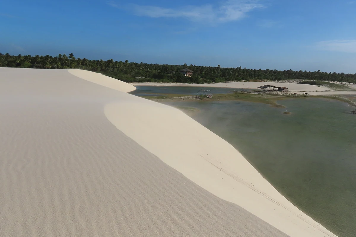 Duna blanca y laguna de aguas tranquilas en Jericoacoara, casa en Jericoacoara