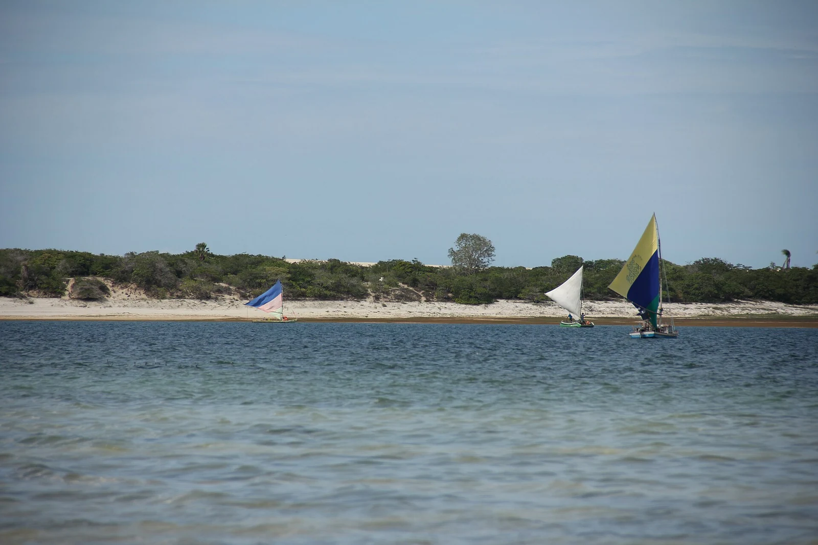 Aguas tranquilas de la Lagoa do Paraíso, con veleros