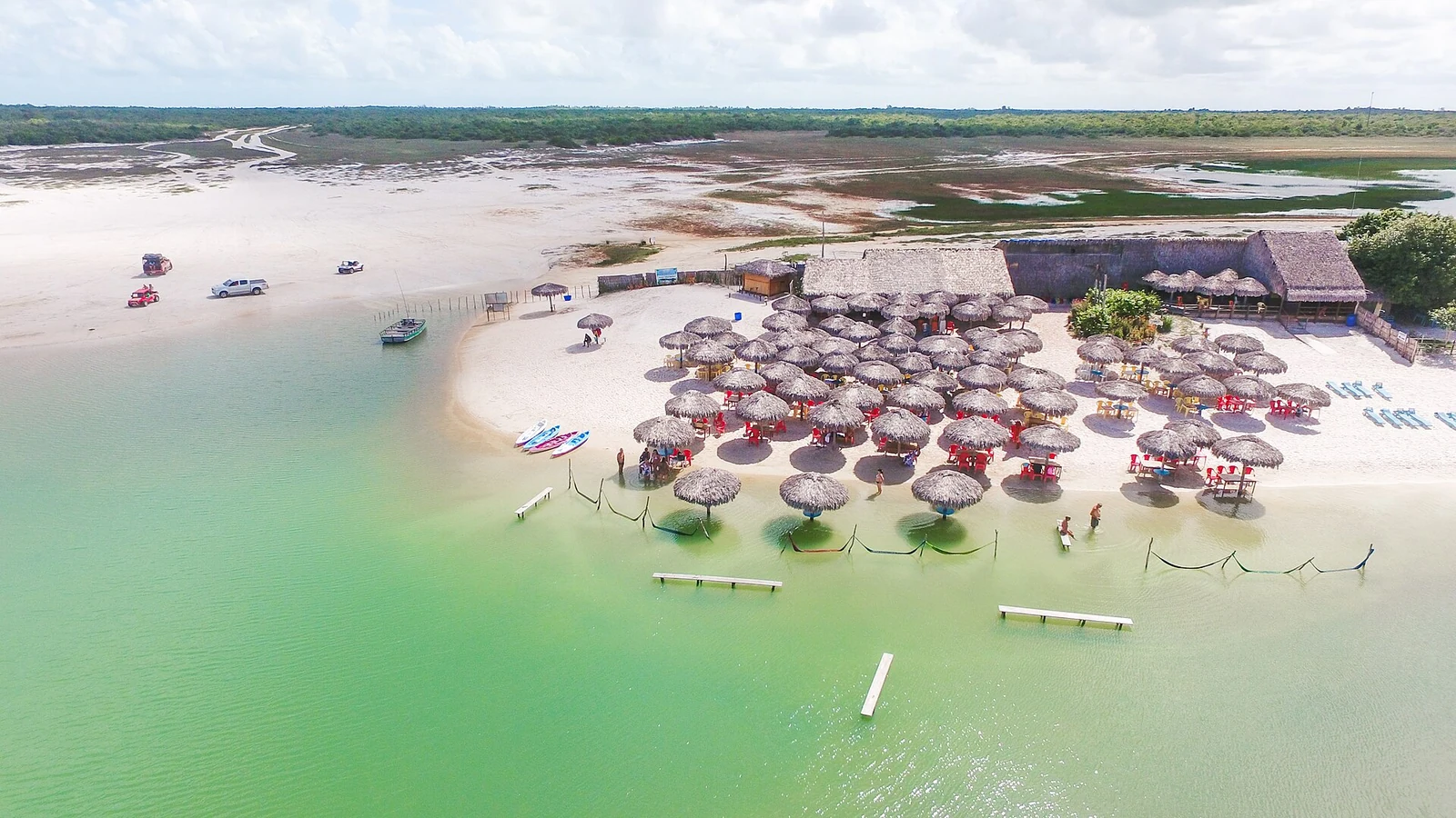 Vista aérea de la Lagoa Azul, con cabañas en la arena blanca, casa en Jericoacoara