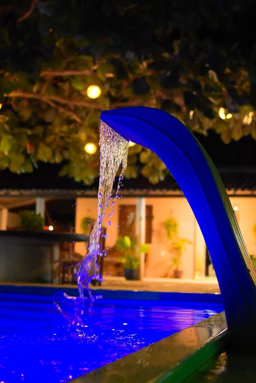 Cascada de la piscina de noche, casa en Jericoacoara