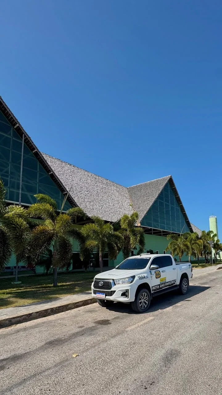Camioneta blanca autorizada frente a la terminal del aeropuerto de Jericoacoara, casa en Jericoacoara