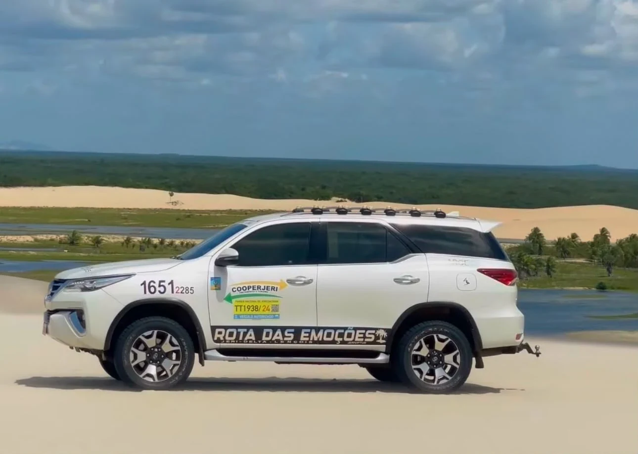 Camioneta SW4 blanca autorizada en las dunas de Jericoacoara, casa en Jericoacoara